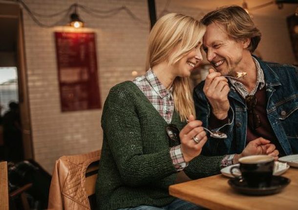 Glückliches, reifes Paar in einem Café.