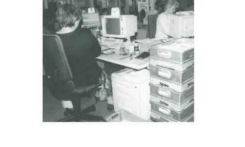 Altes Foto einer Glöckle Mitarbeiterin am Schreibtisch im Jahr 1986