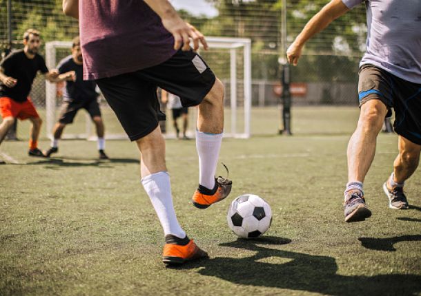 Männer am Fussball spielen