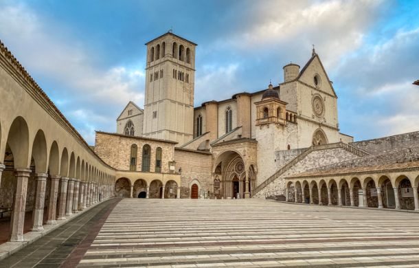 Basilika des Heiligen Franziskus von Assisi bei Sonnenaufgang.