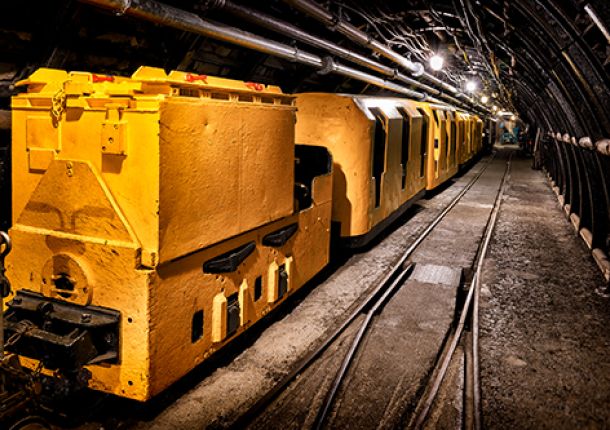Untergrundbahn mit gelben Wagons auf den Schienen, Teil eines Museums.