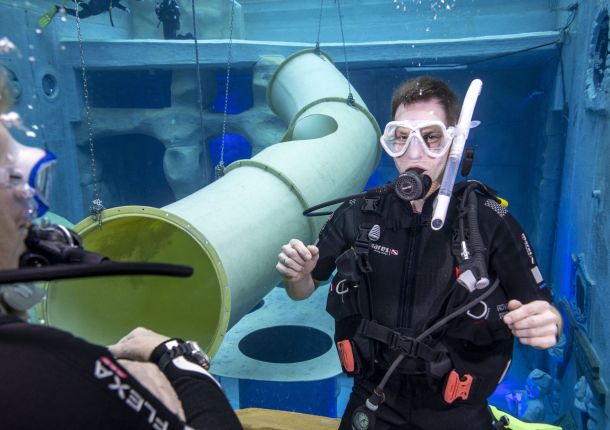 SKL Milliardär auf Tauchgang im Wasser