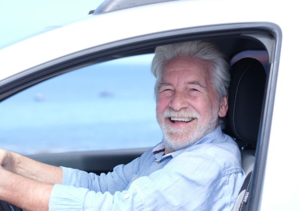 SKL Gewinner strählt über seinen Gewinn: eine Elektro-Auto.