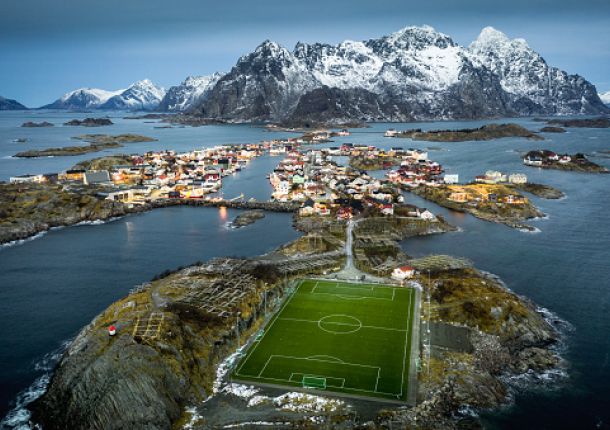 Fußballplatz auf einer Insel in Norwegen