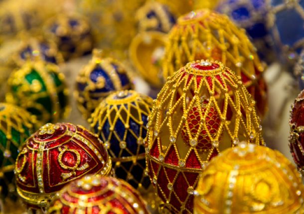 Verzierte Schmuckeier im Stil von Fabergé, reich geschmückt mit Gold und Edelsteinen.