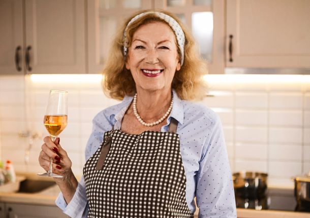 Glöckle Gewinnspielteilnehmerin freut sich über eine Flasche Sekt.