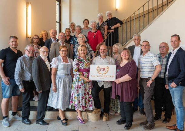 SKL Millionärsclubtreffen Gruppenfoto in einer Halle.