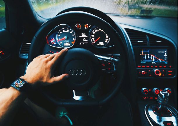Mann in einem Audi beim Autofahren