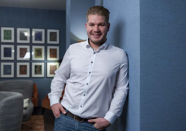 Mann in der Wohnung