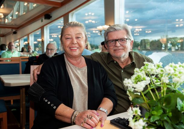 SKL Gewinner an einem Tisch im Restaurant.