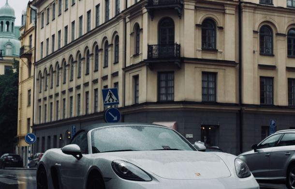 Grauer Porsche parkt am Straßenrand.