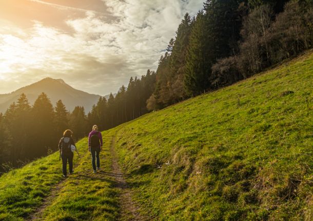 Zwei Frauen wandern durch die Schweizer Berge.