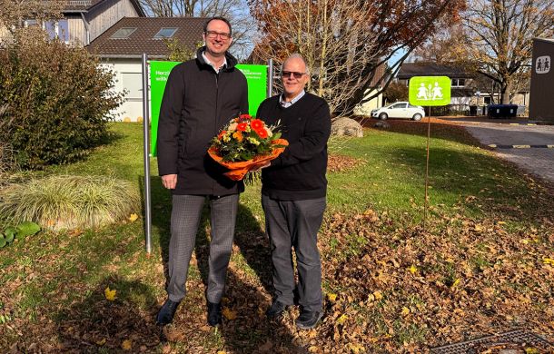 Bei einem Besuch in Oberberken hat Firmenchef Axel Glöckle die Spende persönlich übergeben.