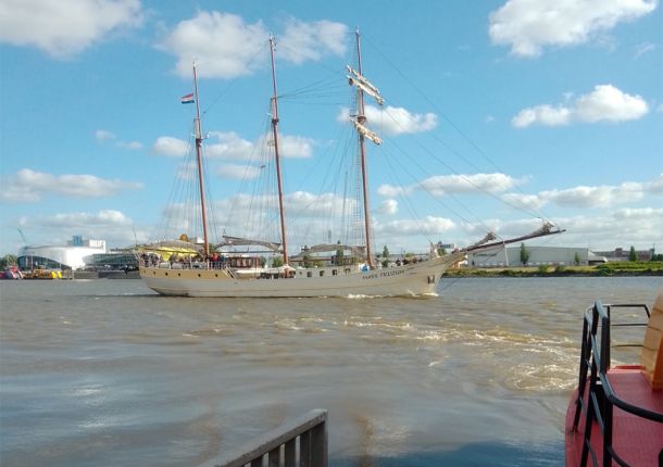 Glücksmomente in Hamburg auf dem See mit dem Schiff