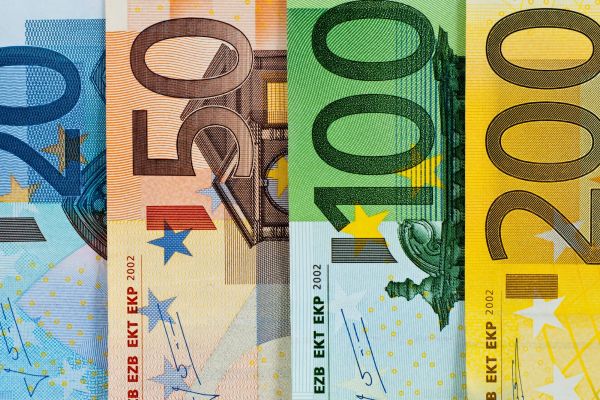 Bunte Geldscheine beim NKL-Hauptspiel warten täglich Geldgewinne in Millionenhöhe – jetzt mit NKL Peters ein Los sichern und die Chance auf einen Gewinn.