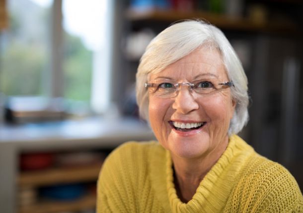 Lachende Seniorin in der Küche