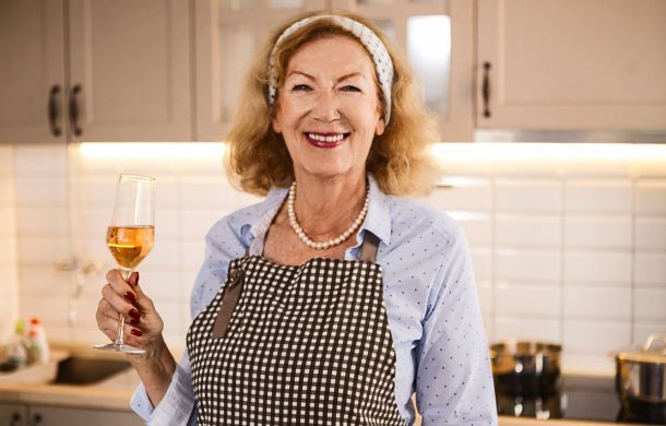 Glöckle Gewinnspielteilnehmerin freut sich über eine Flasche Sekt.