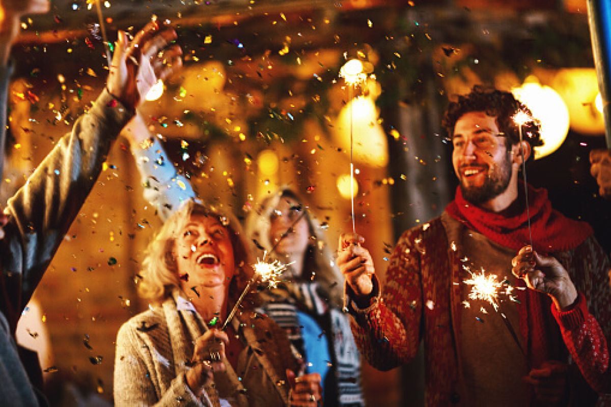 NKL Lotterie Gewinner an Silvester mit Lichterkerzen