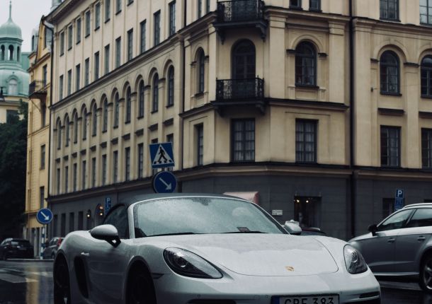 Grauer Porsche parkt am Straßenrand.
