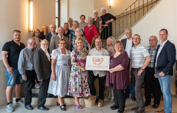 SKL Millionärsclubtreffen Gruppenfoto in einer Halle.
